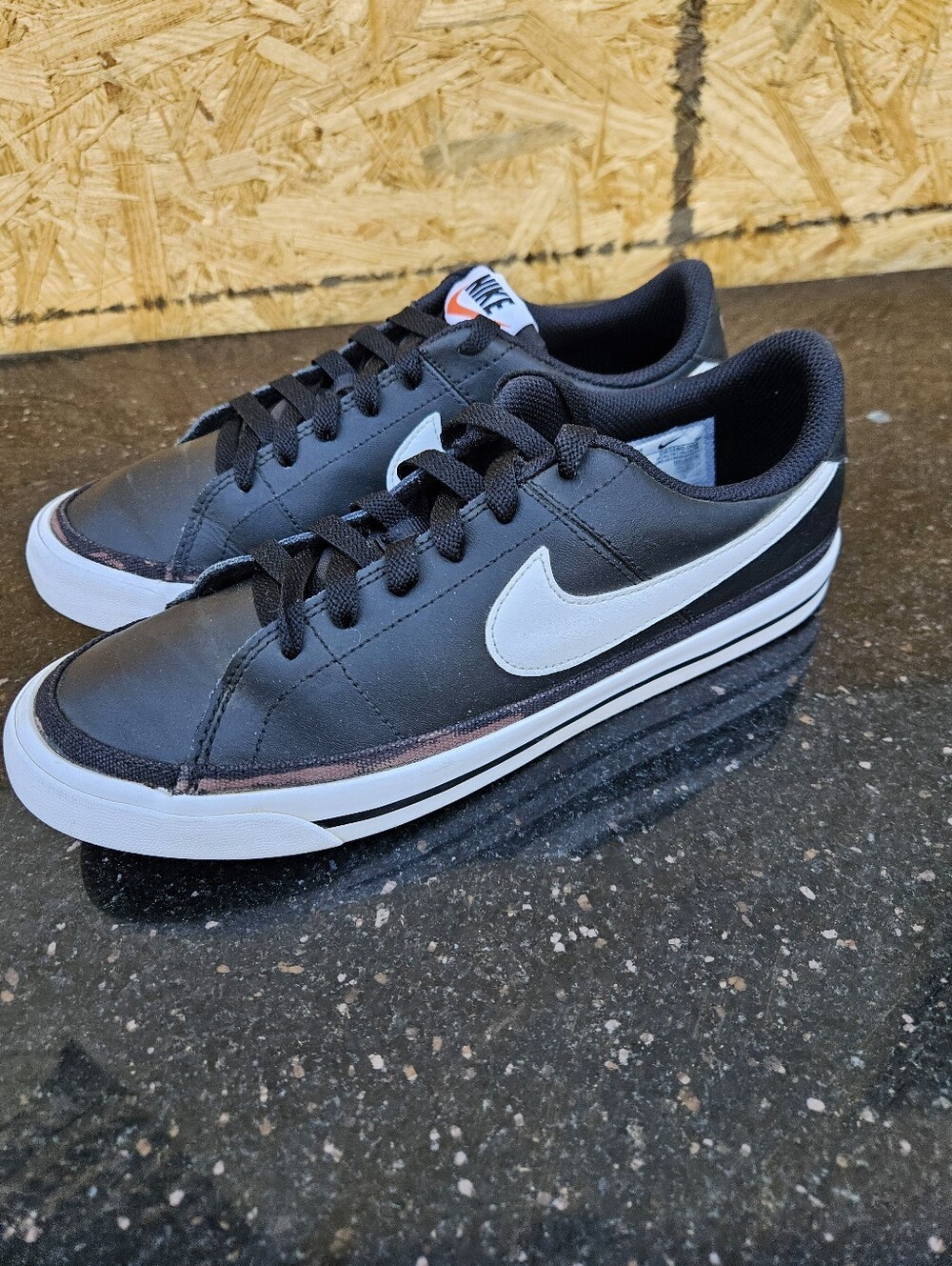 Nike Black and White Low-Top Skate Sneakers Boy's Size 7Y